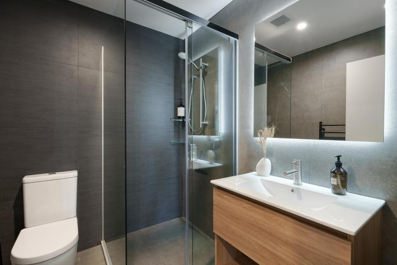 Executive Oceanside Apartment